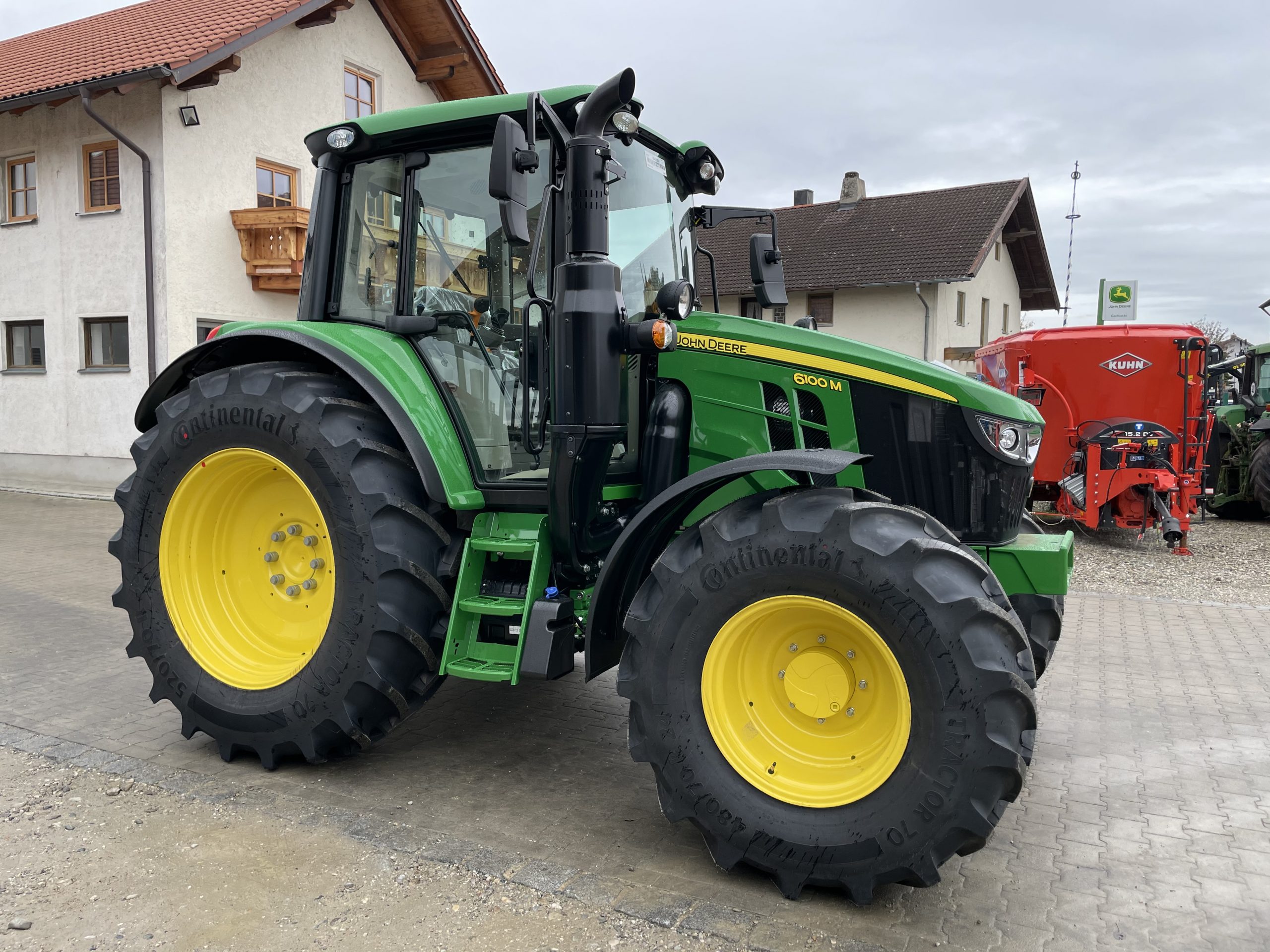 john-deere-6100m-traktor-vorf-hrmaschine-josef-gschlecht-landtechnik